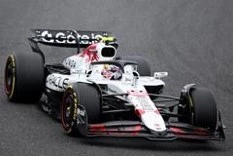 Spark 1/12 Red Bull Racing RB21 No.22 Oracle Red Bull Racing - Japanese GP 2025 - Yuki Tsunoda (With Pit Board)